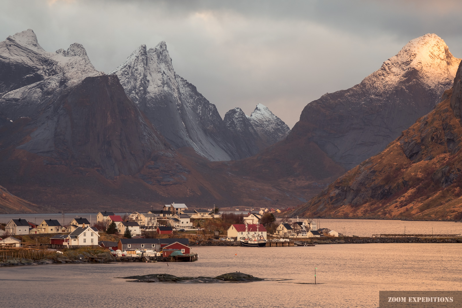 Lofoten Reine Sonnenlicht 