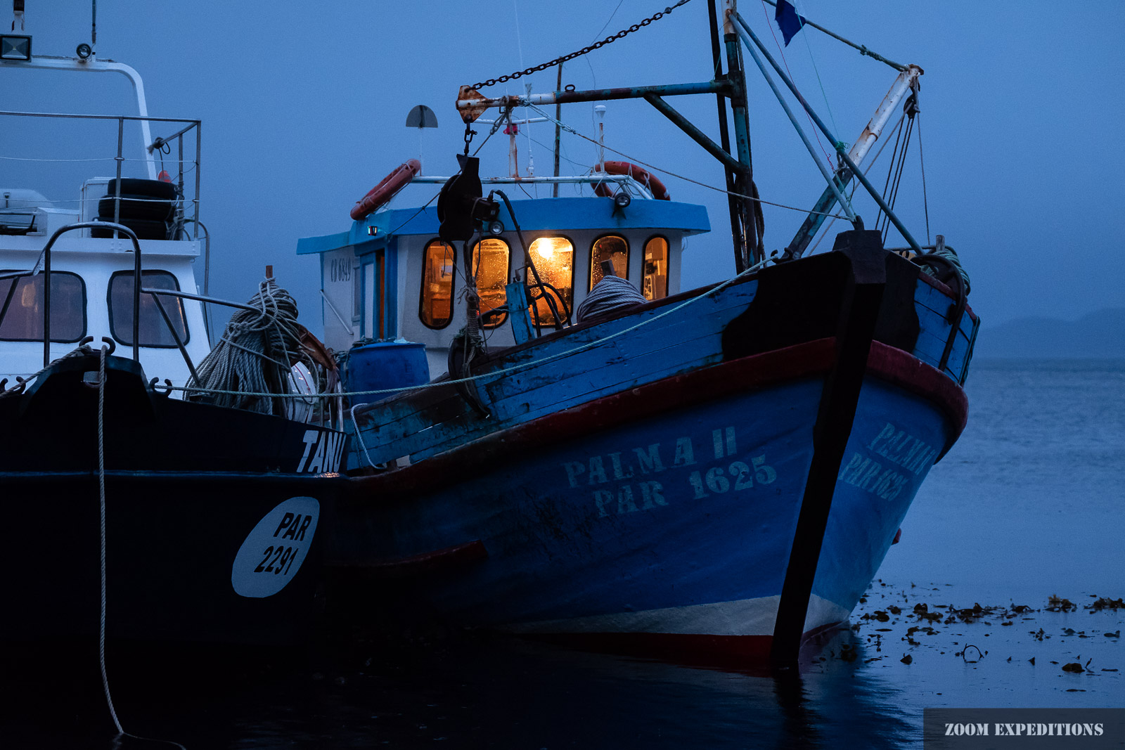 Schiff zur blauen Stunde / Isla Carlo III / Chile