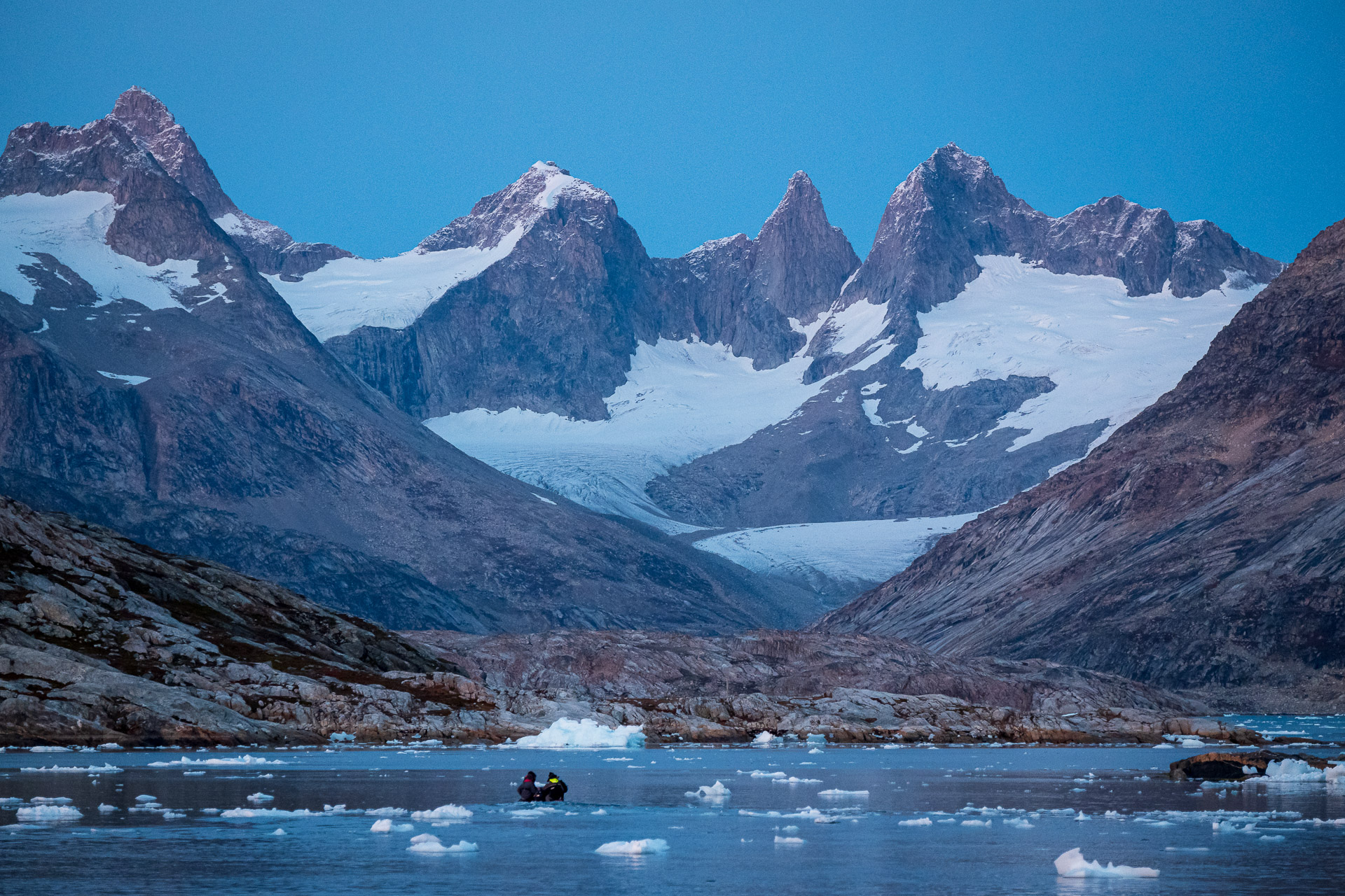 Bergmassiv in Ostgrönland + Dinghy zu blauer Stunde