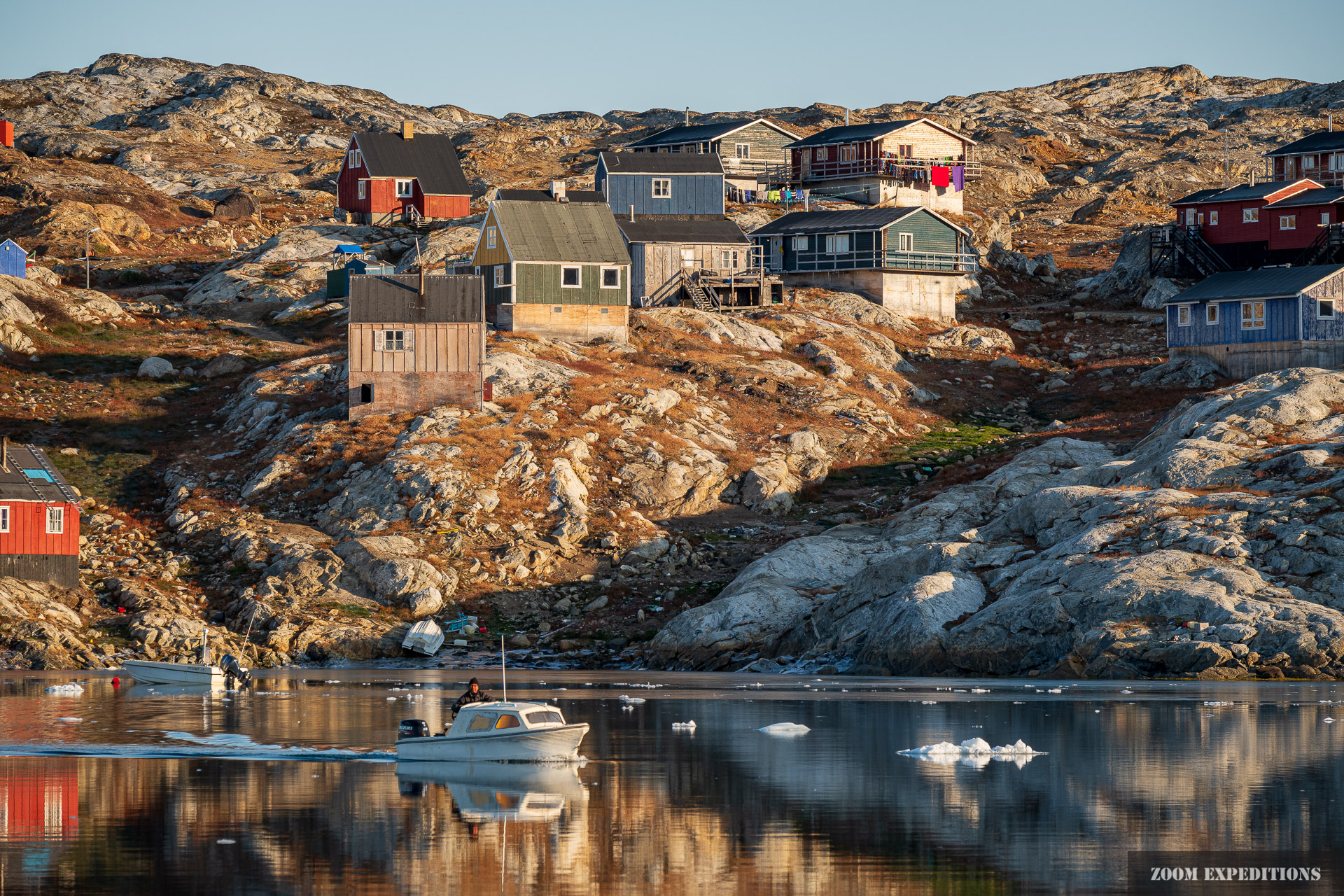 Ein Fischer läuft aus bei Tiniteqilaaq