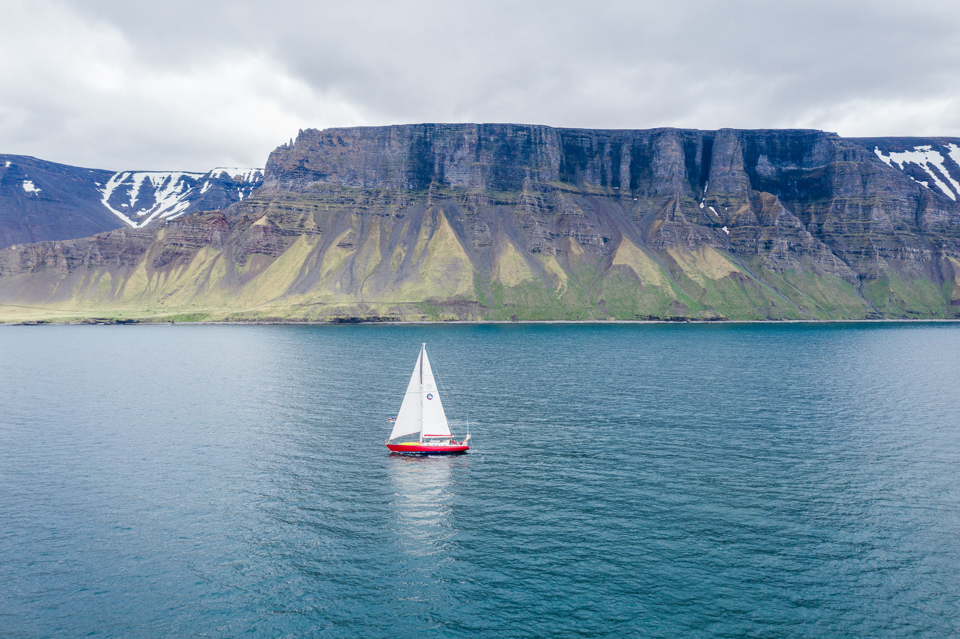 Segelschiff in den Westfjorden