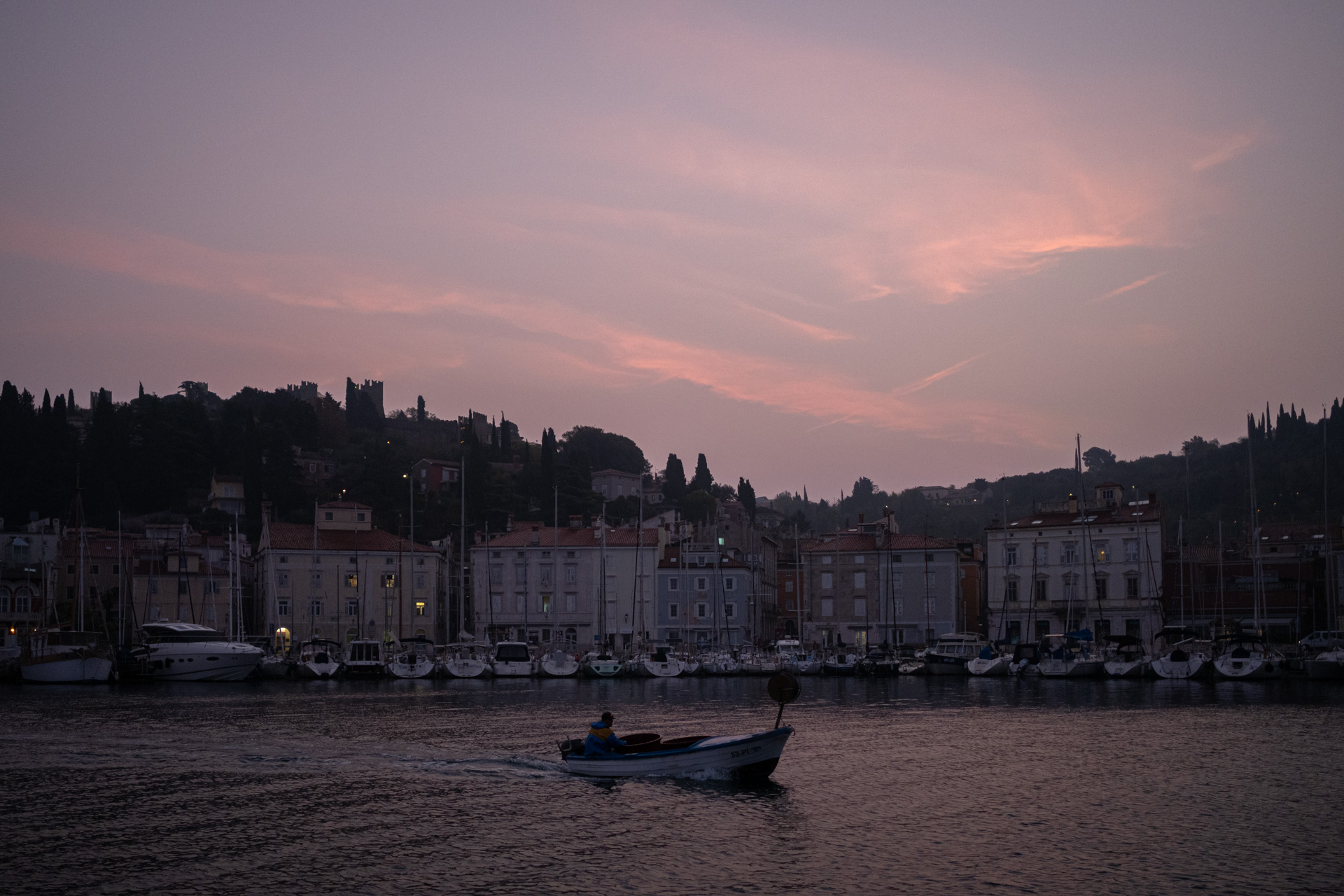 Hafen von Piran zur blaue Stunde