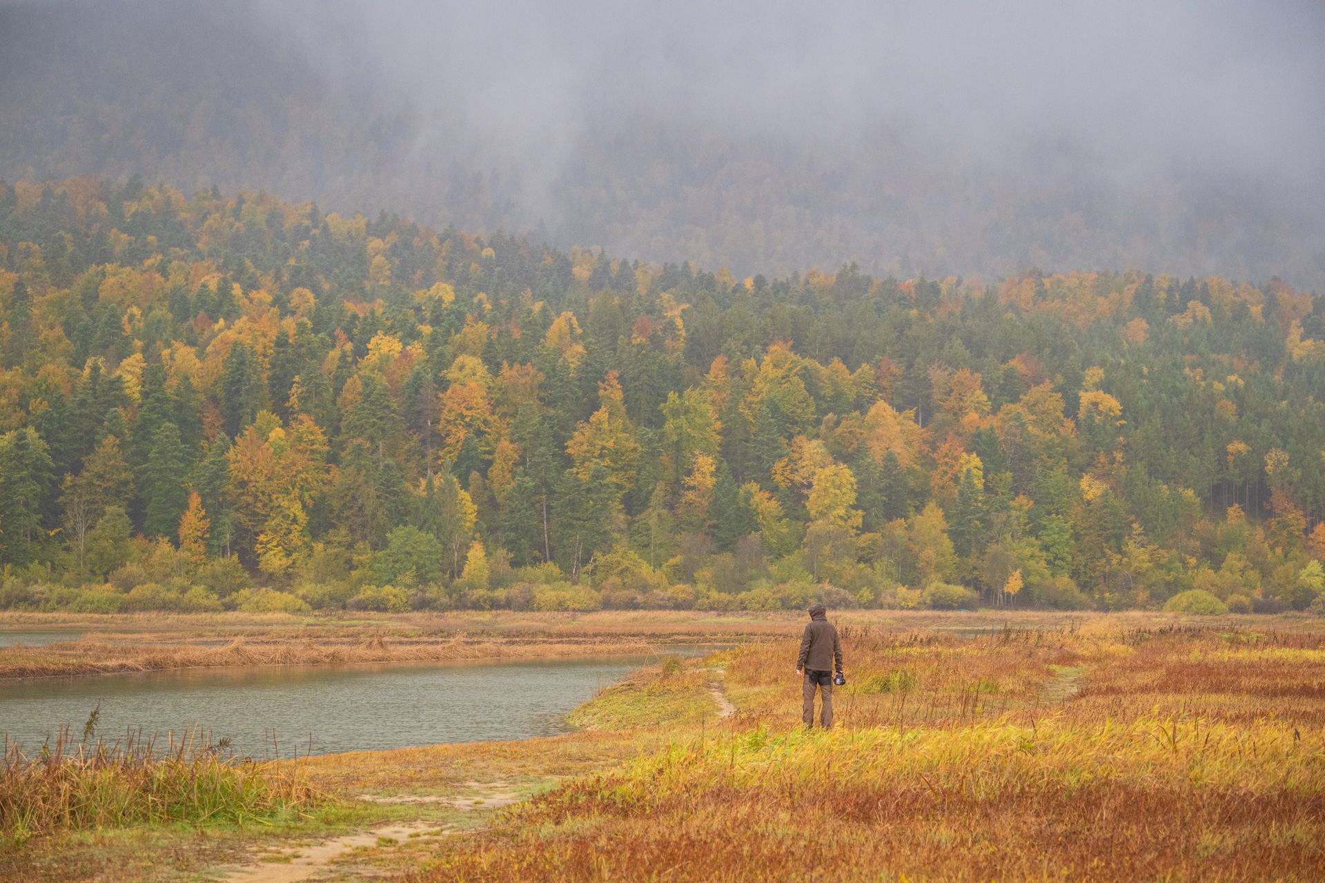 Cerkniza See mit Herbstfarben