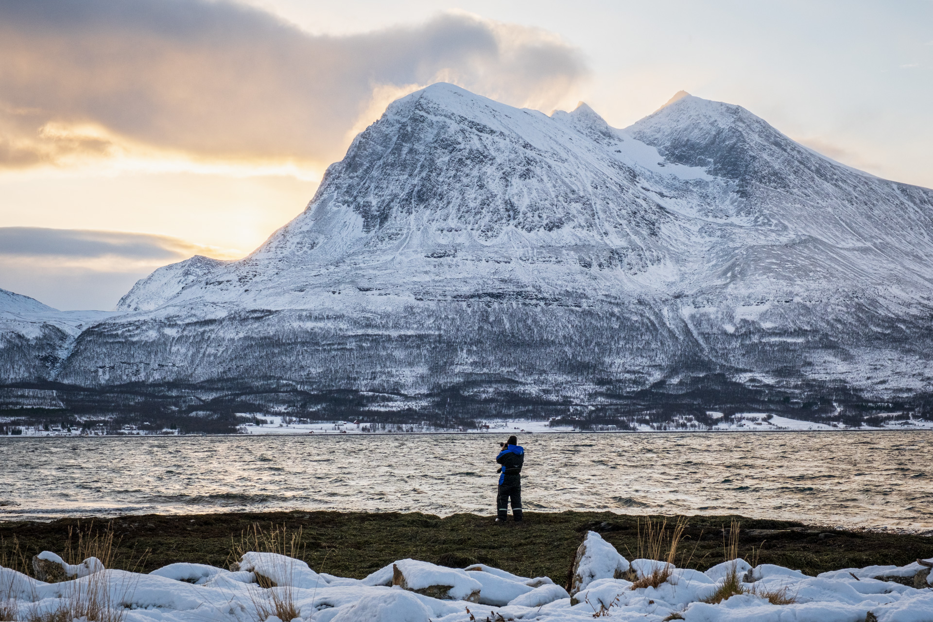 Fotograf am Fjord auf Kvaløya.