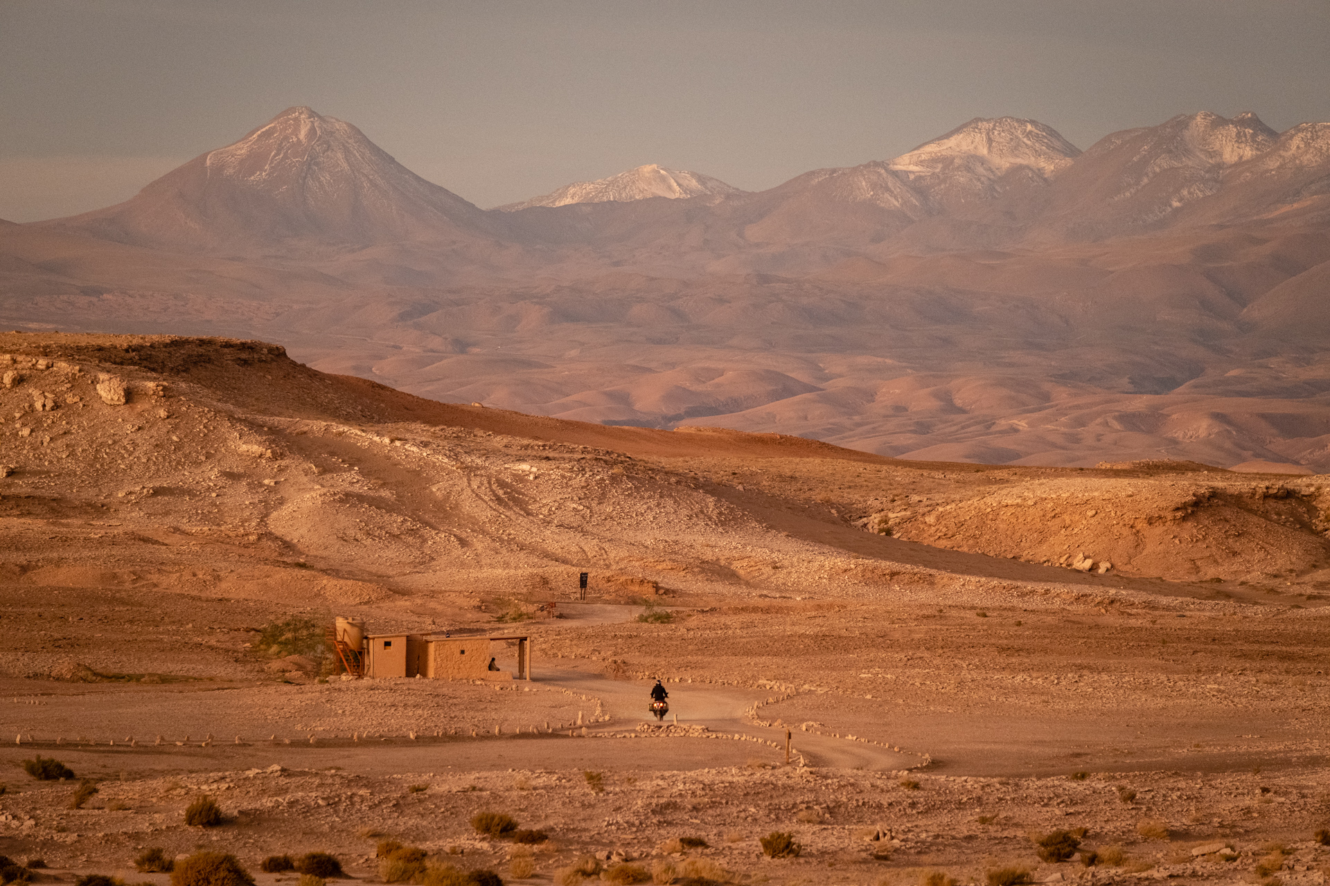 Sonnenuntergang beim Valle de la Luna in San Pedro mit Motorradfahrer