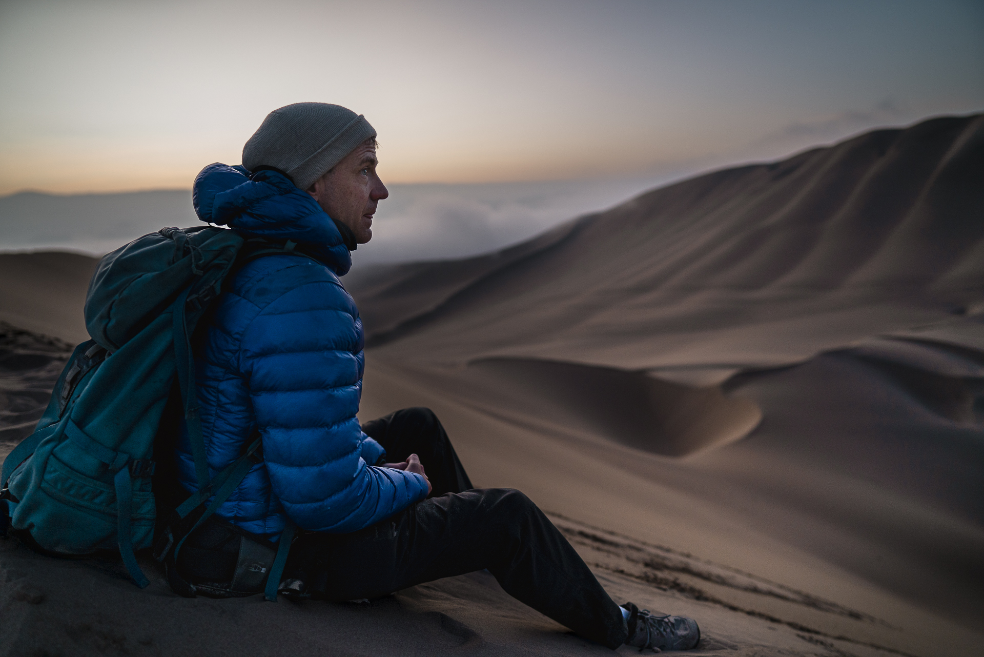 Christian auf einer Düne beim Sonnenaufgang in Huacachina - Foto von Frank Niedertubbesing