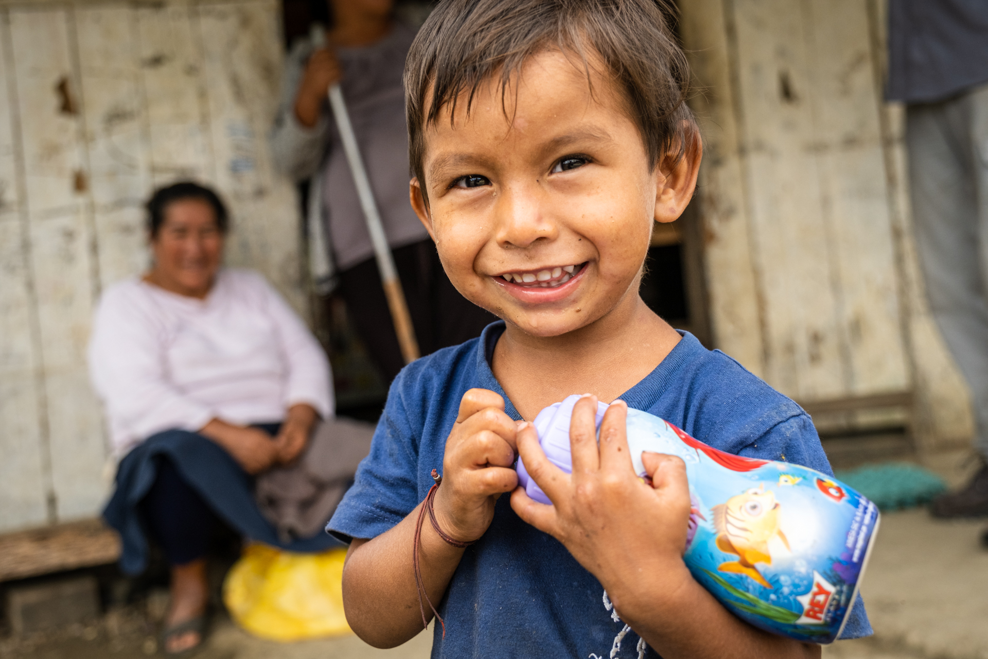 Kleiner Junge in Pillcopata in Peru.