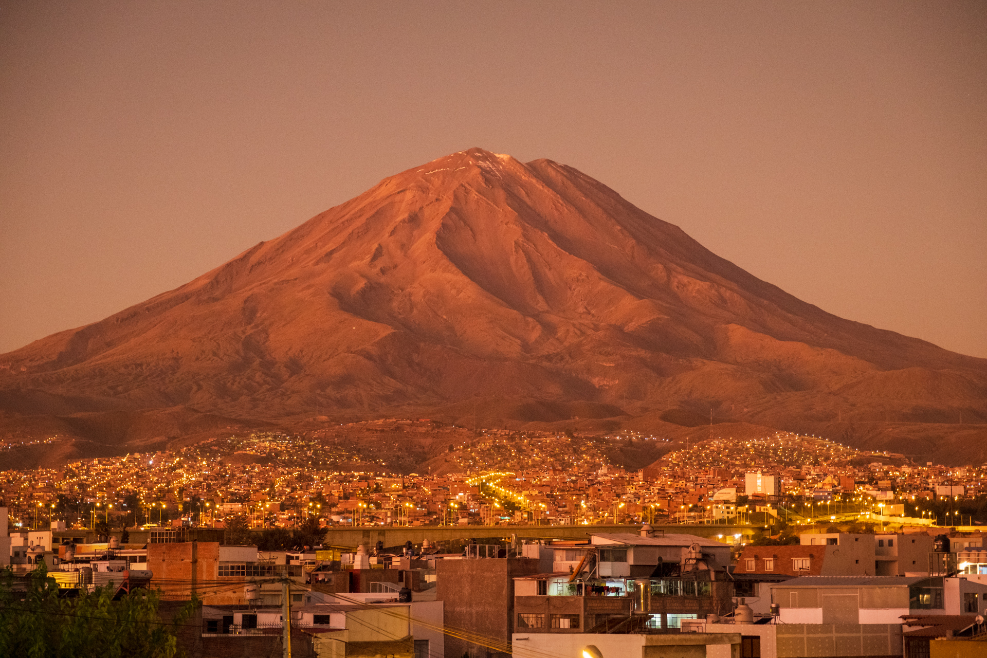 Der Misti Vulkan in Arequipa zur blauen Stunde.