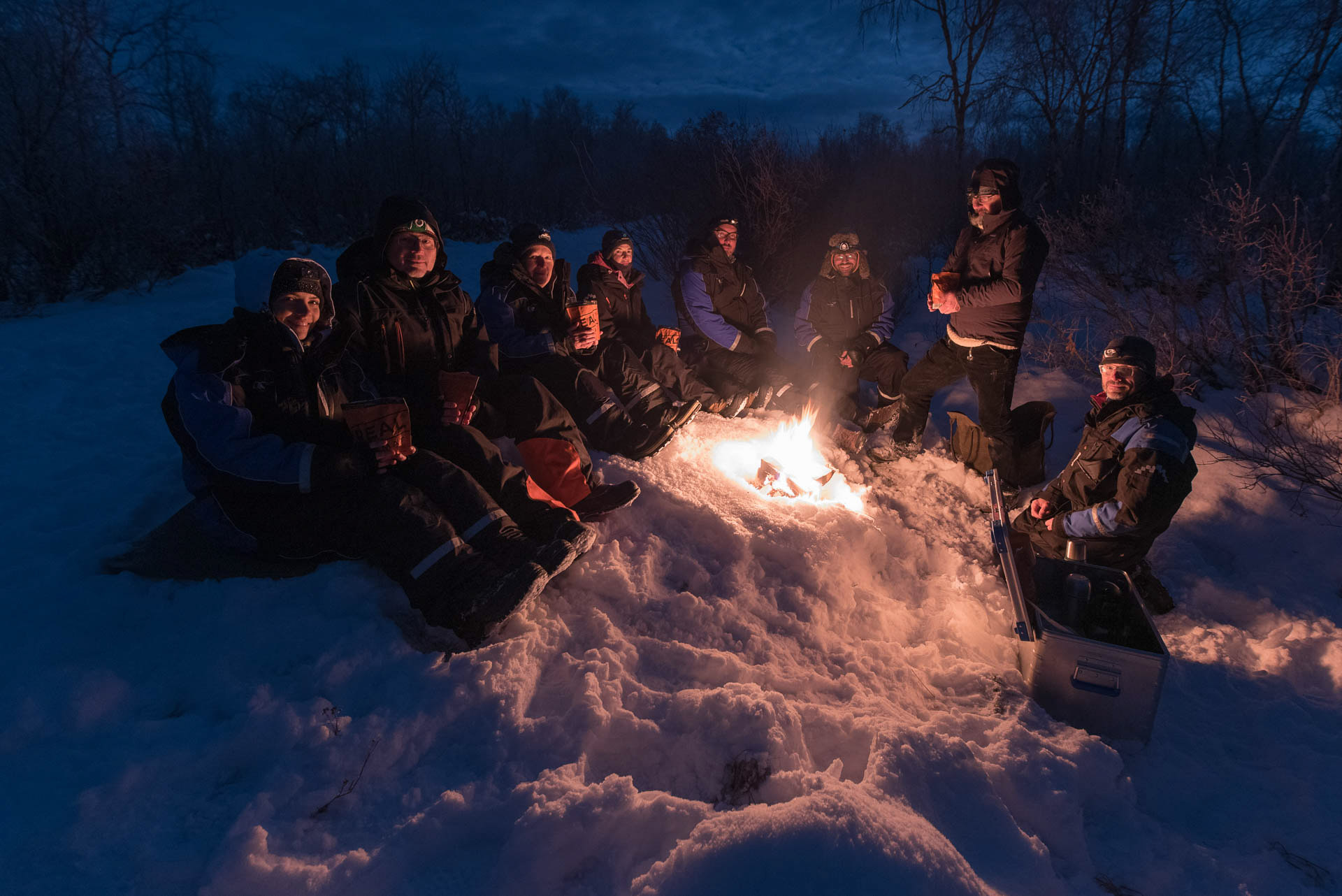 Fotogruppe am Lagerfeuer in Nordnorwegen