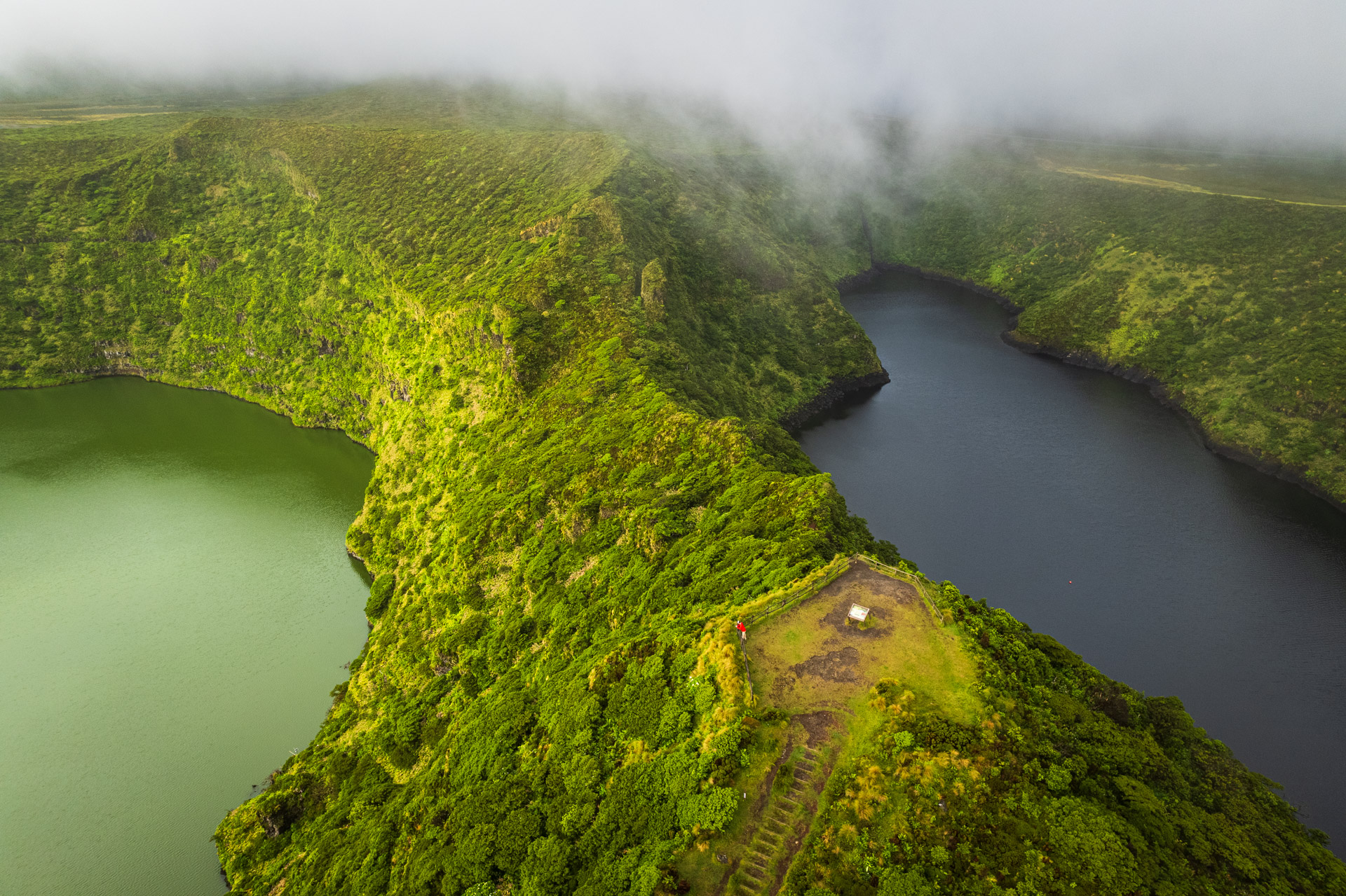 Lagoa Negra und Lagoa Comprida auf der Azoren Insel Flores.