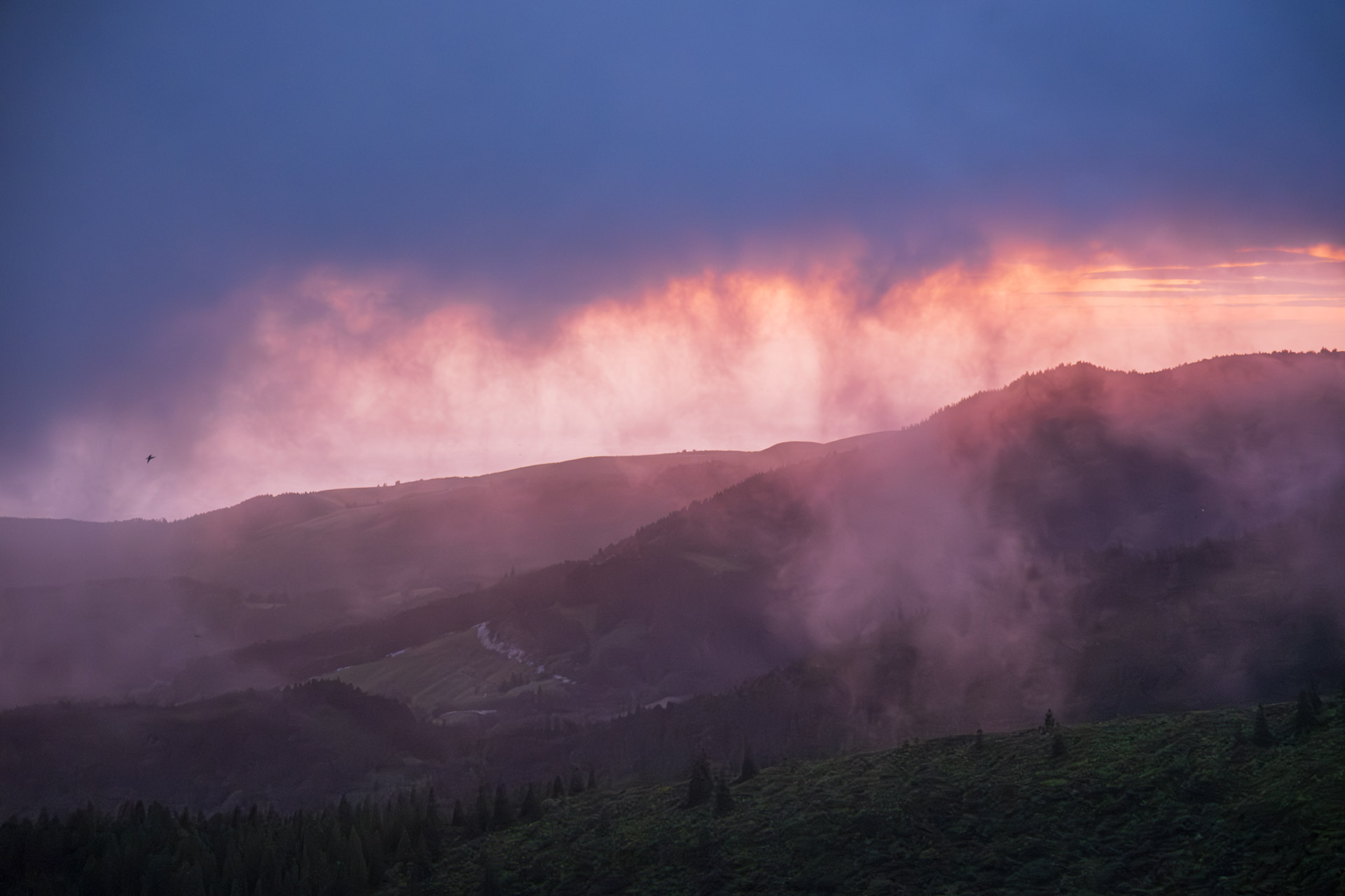 Dramatischer Sonnenaufgang auf der Azoren-Insel São Miguel