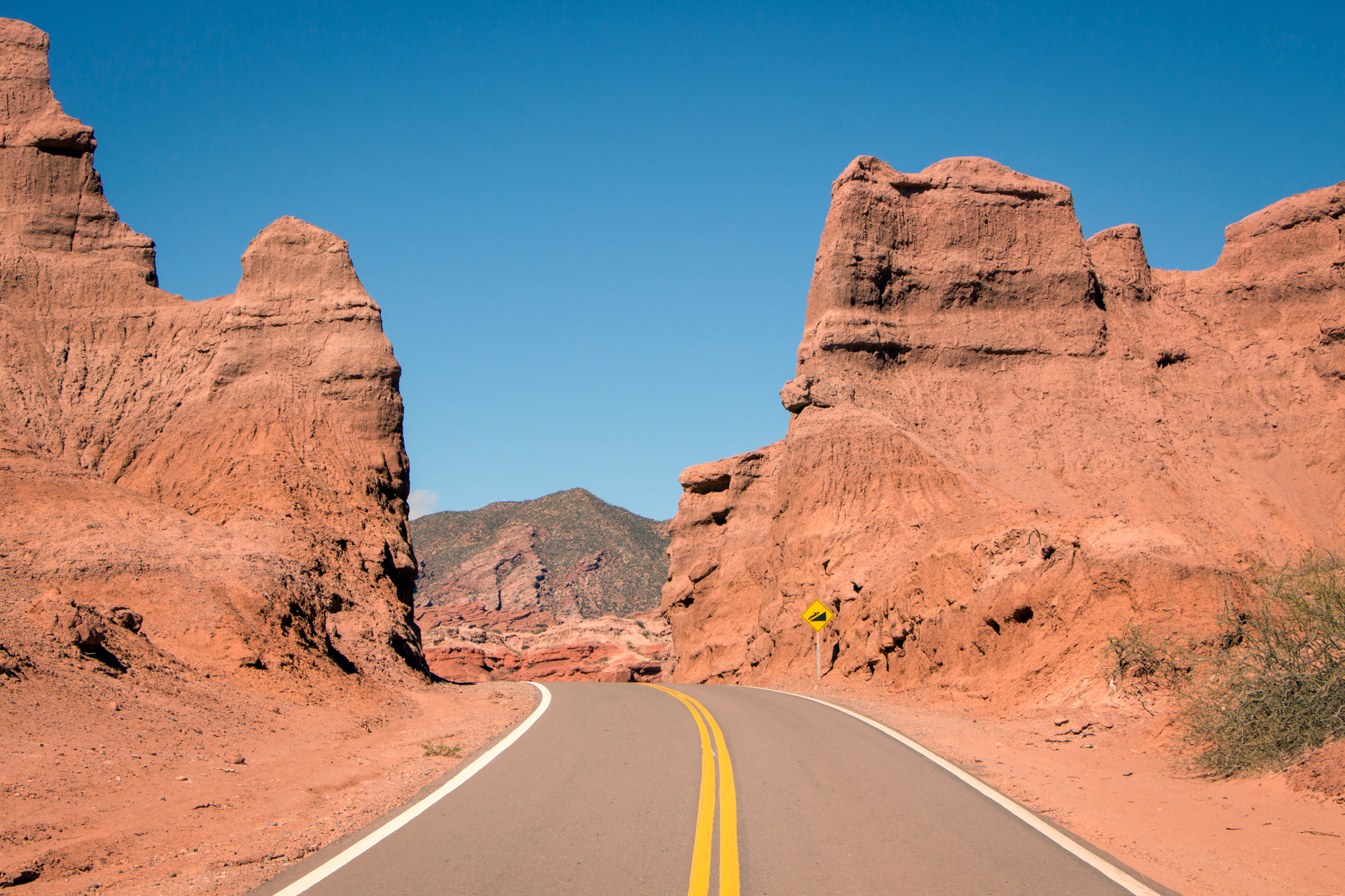 Wüstenstraße mit Fenstern bei Cafayate.