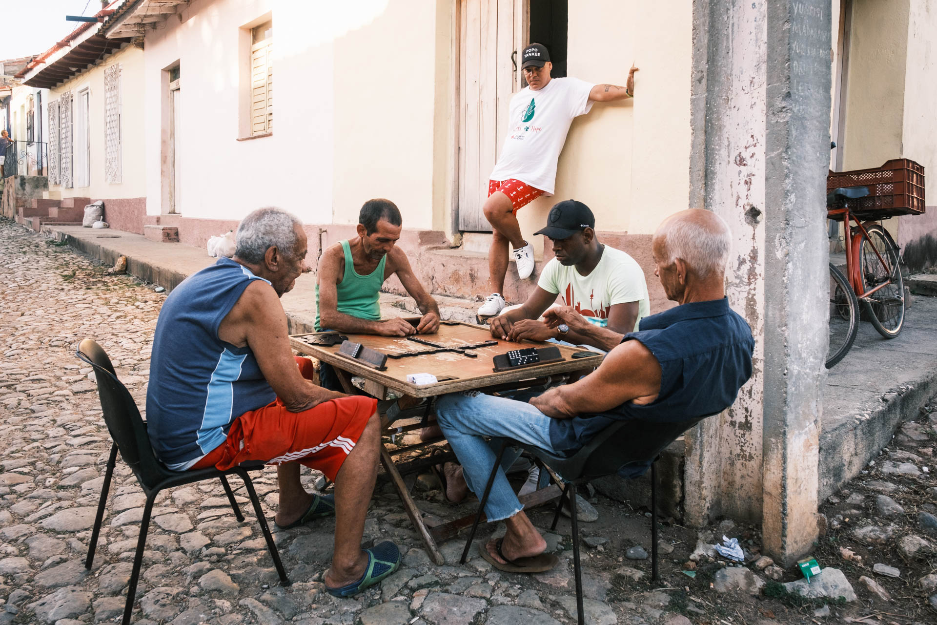 Männer sitzen auf der Strasse in Trinidad.