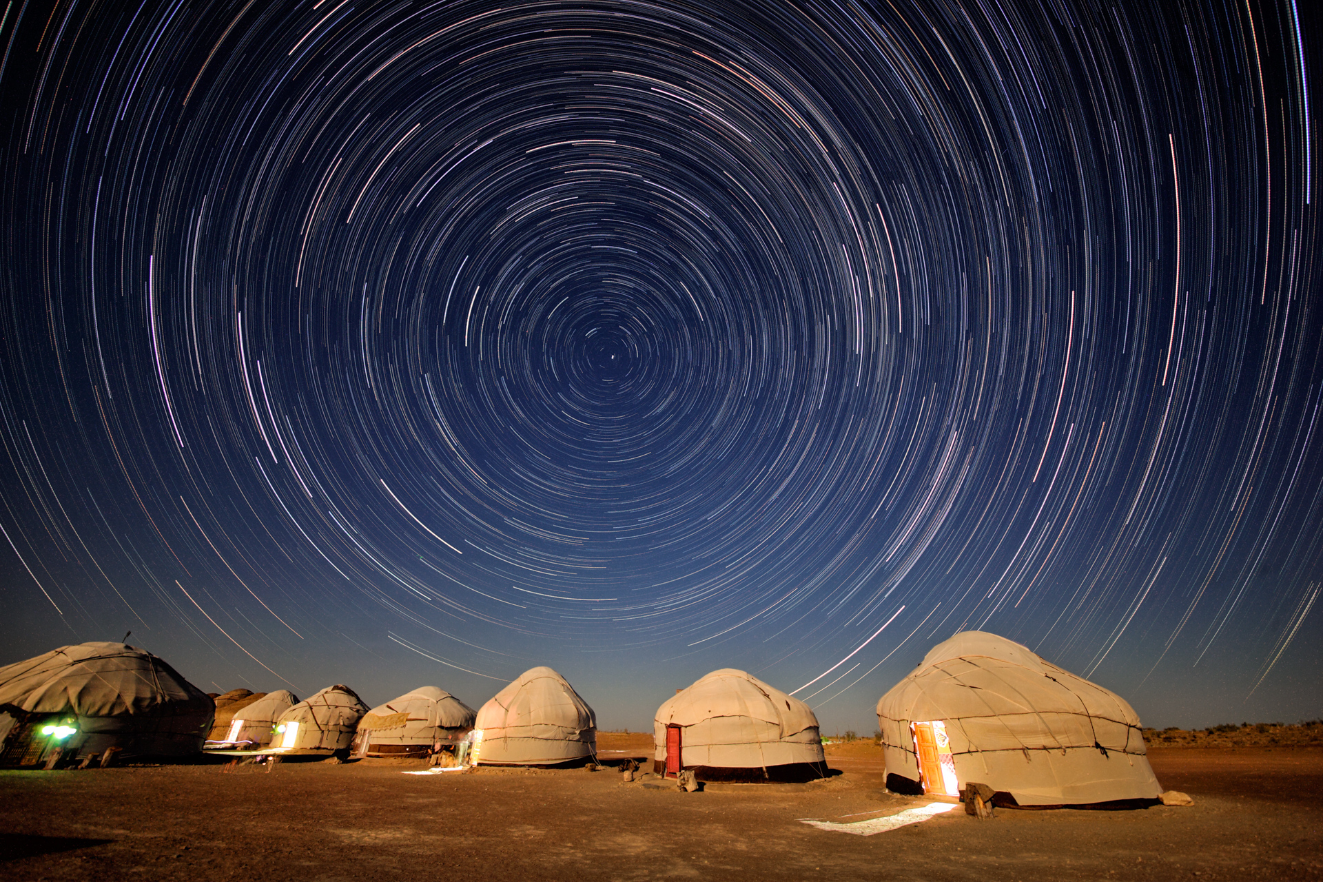 Star Trails Mongolei mit Jurten.