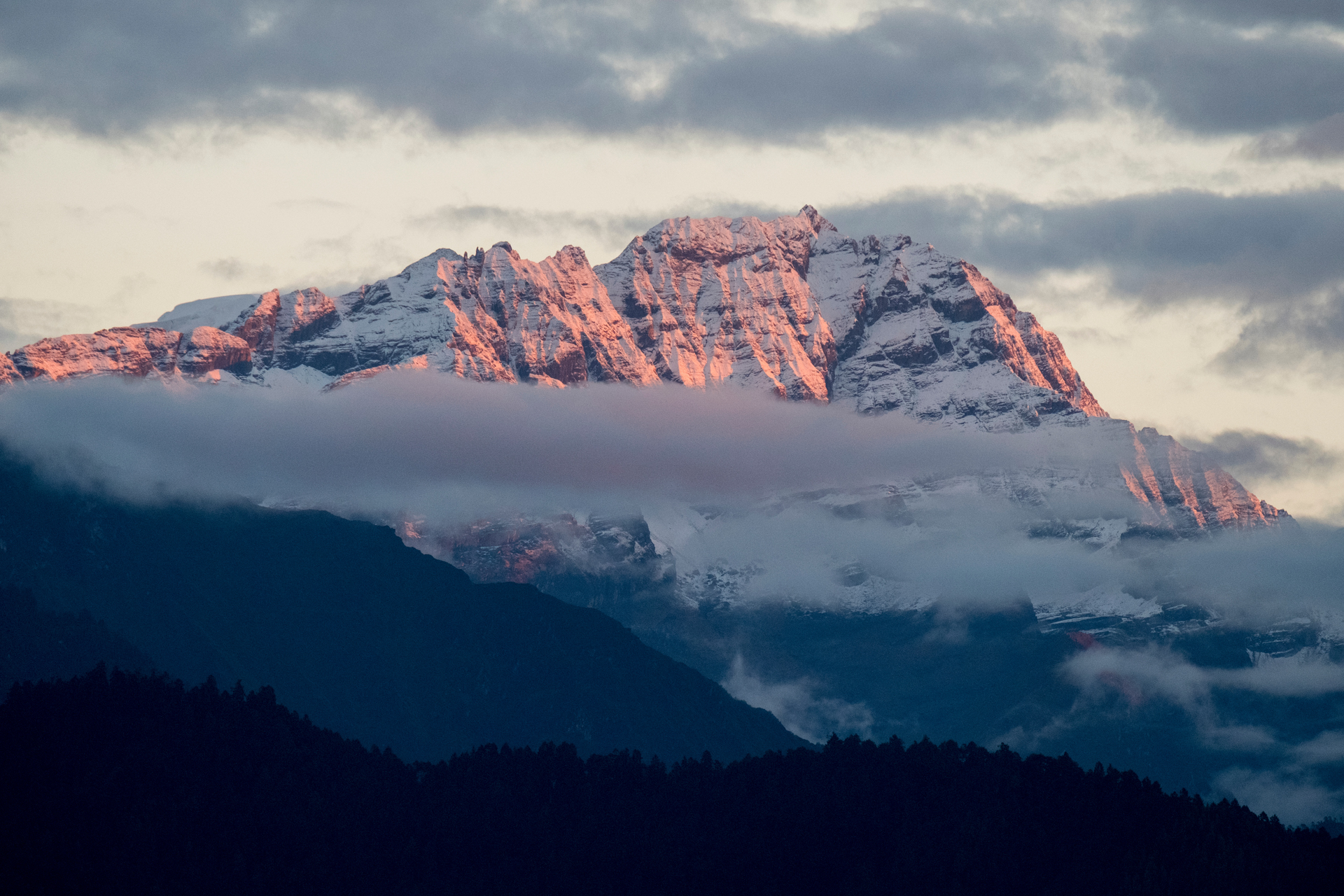 Markante Bergspitze in Bhutan.