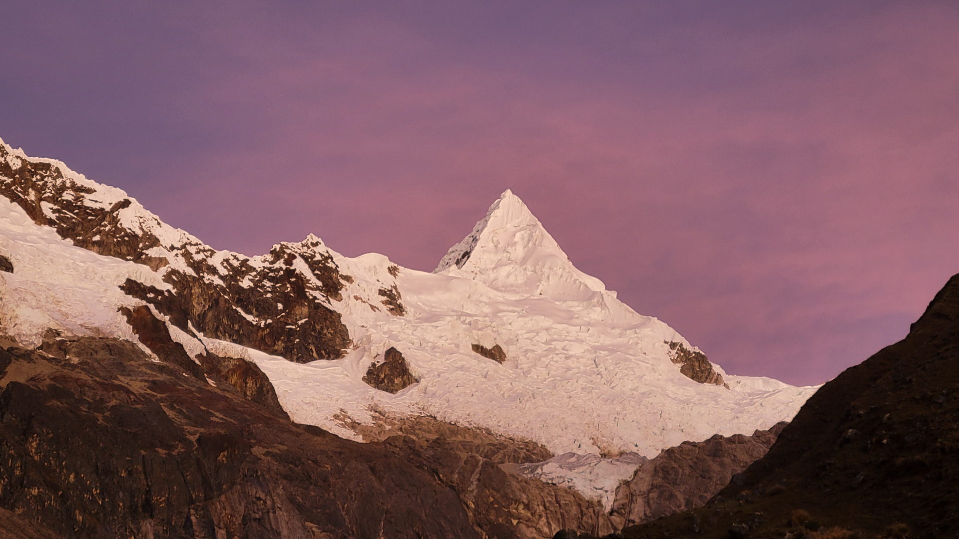Alpamayo zur Blauen Stunde