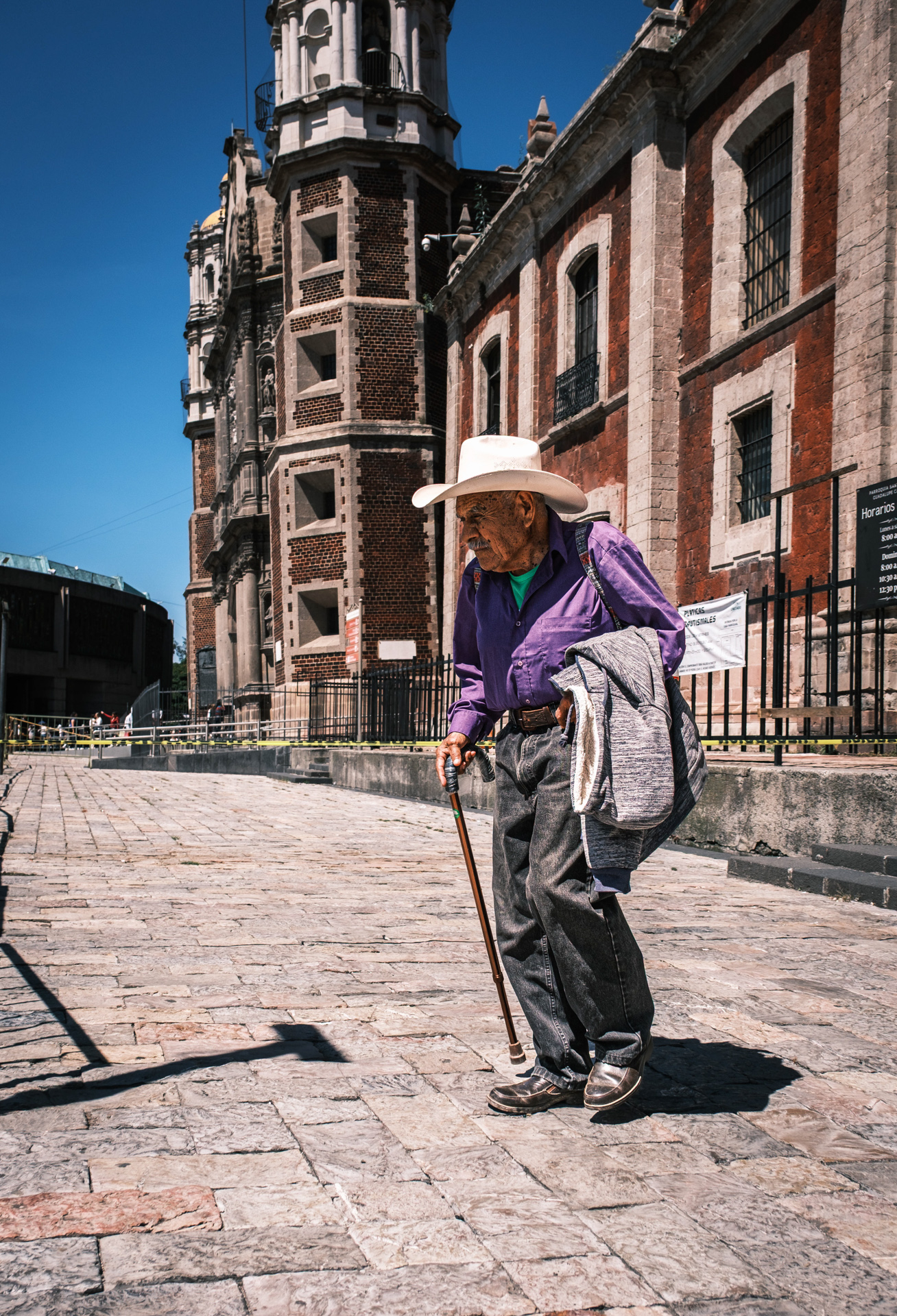 Alter Mann mit Hut vor Kathedrale in Mexiko.