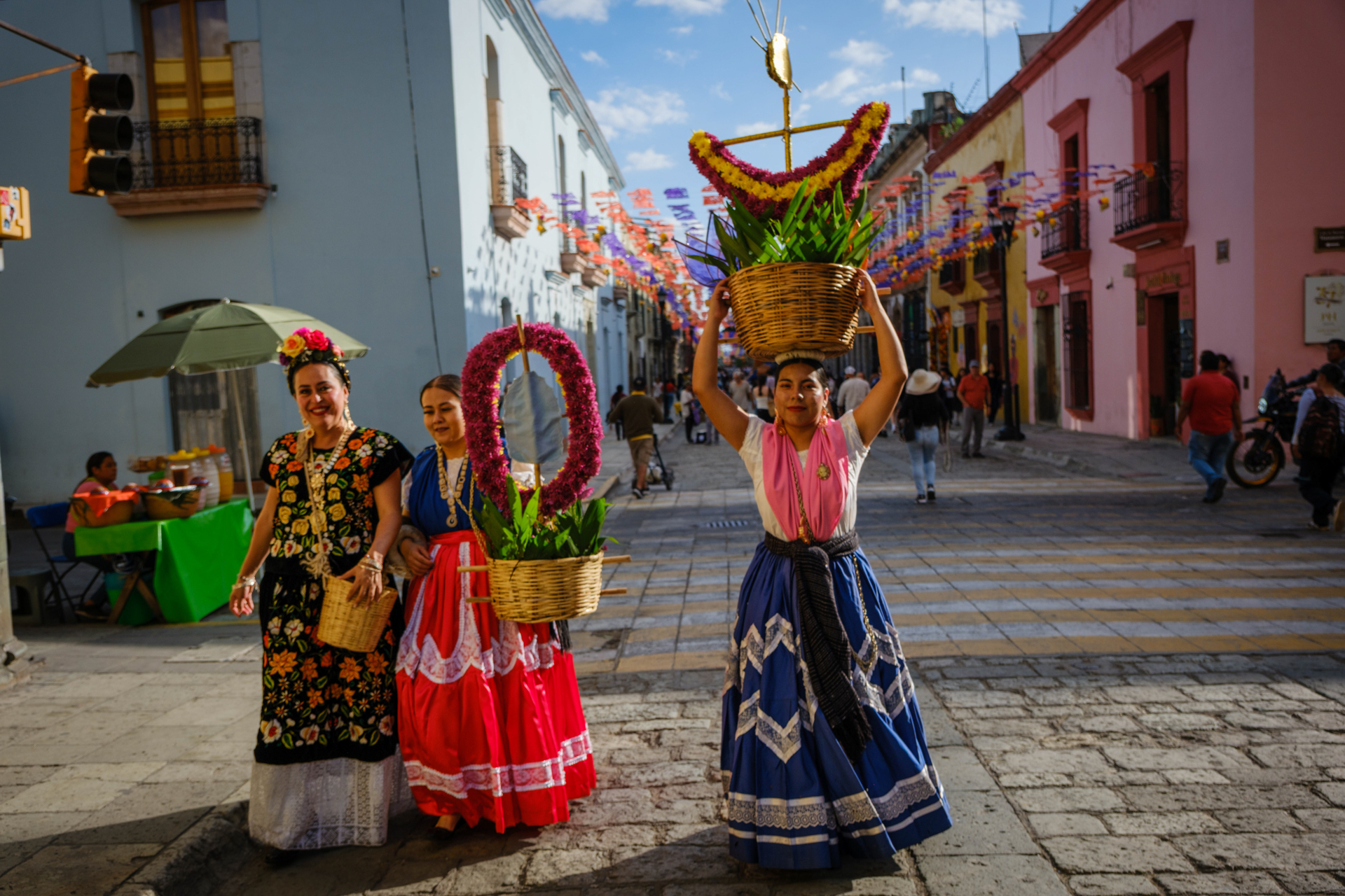 Festlich gekleidete Mexikanerinnen