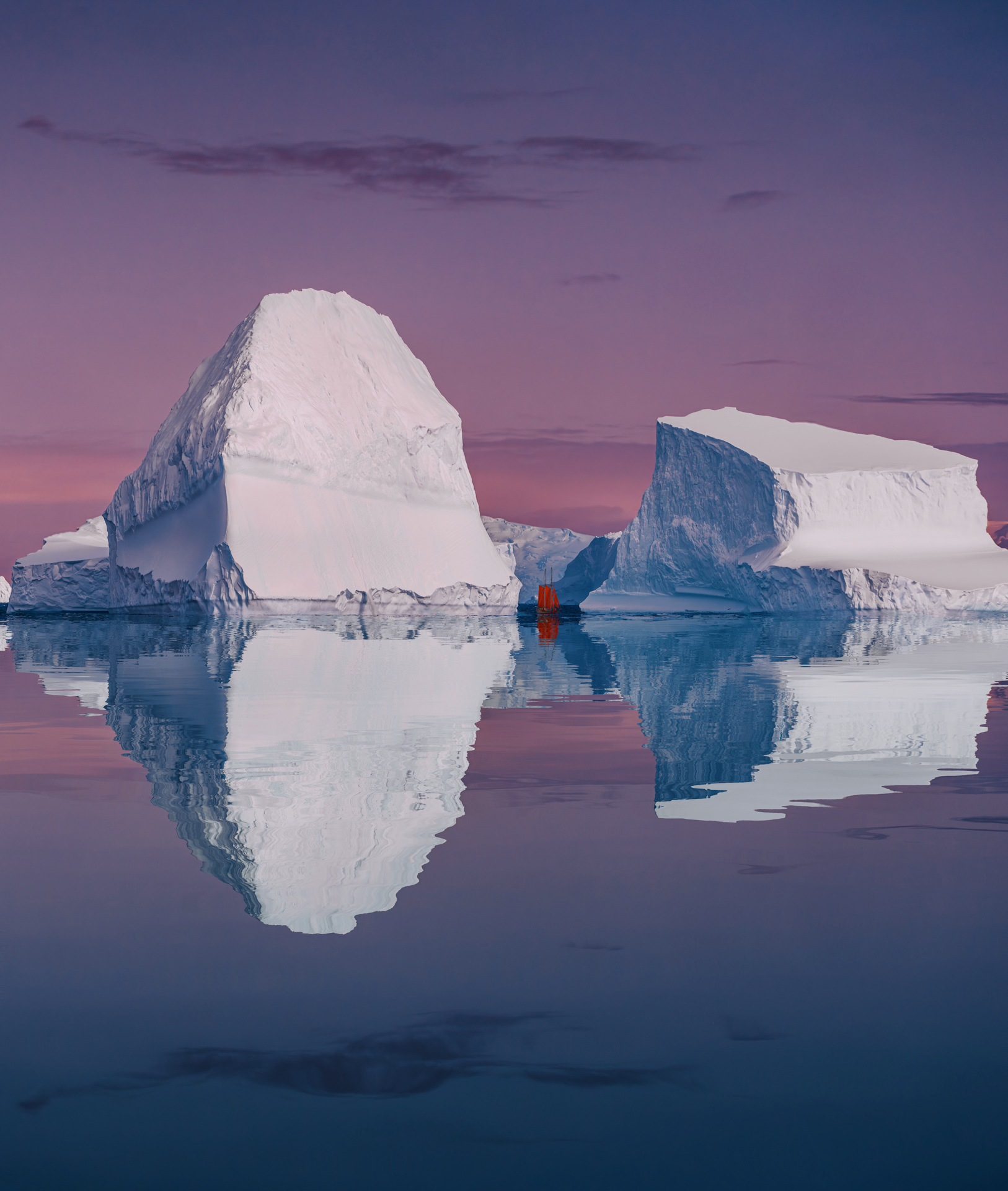Unser Schoner zur Blauen Stunde in der Antarktis. © Kristina Makeeva