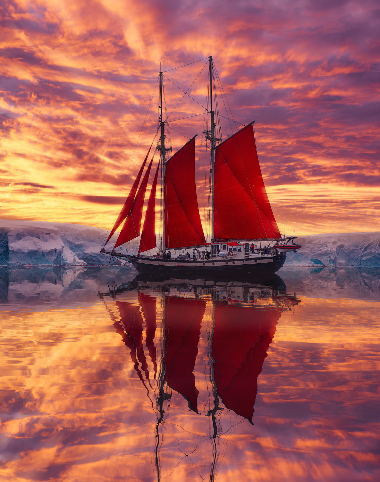 Unser Schoner im tiefstehenden Sonnenlicht in der Antarktis. © Kristina Makeeva