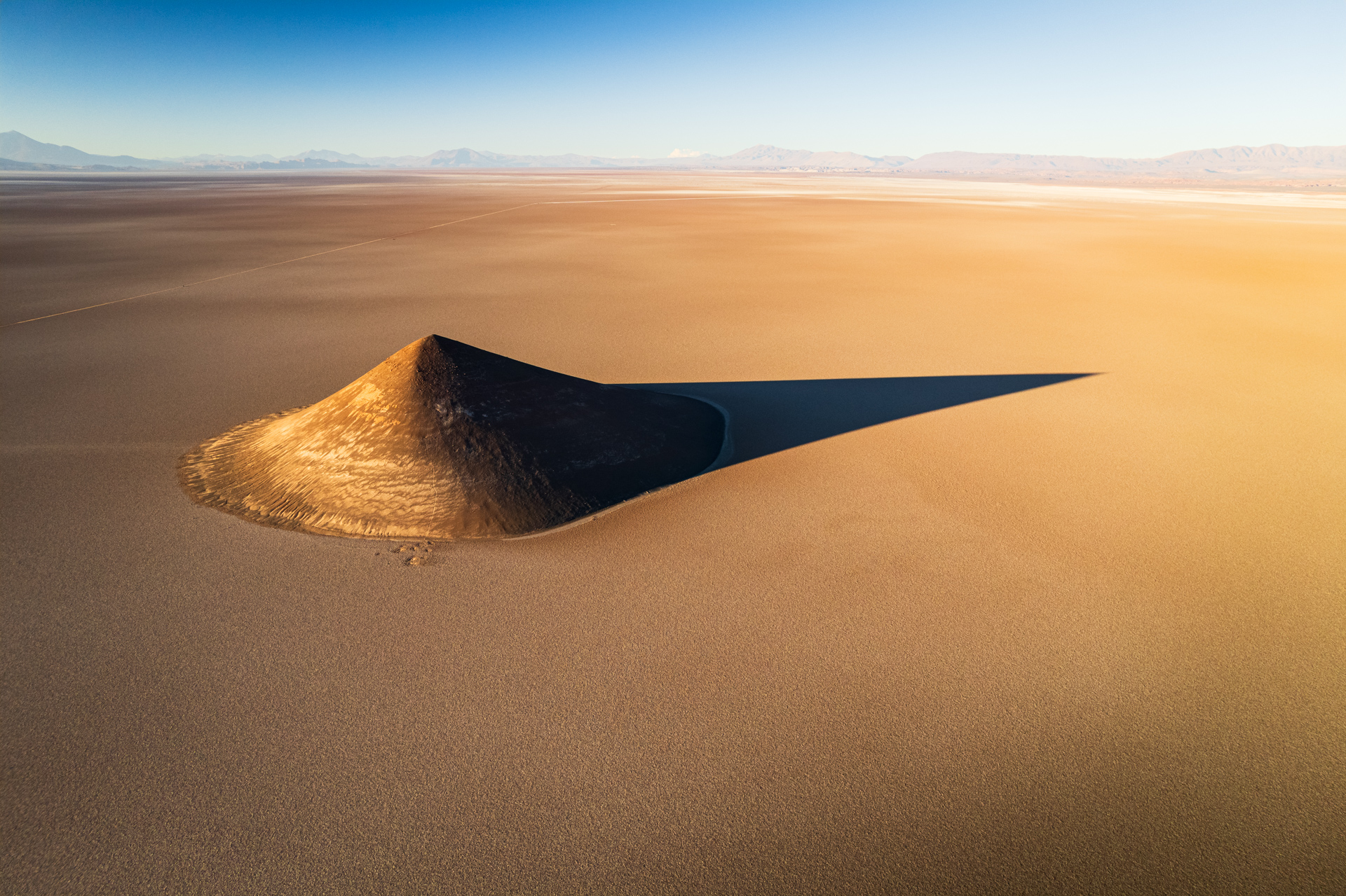 Cono de Arita in der Weite des Salar de Arizaro.