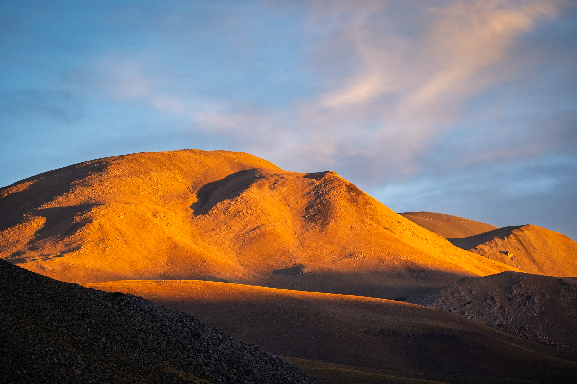 Goldene Andenhänge im letzten Licht des Tages in der argentinischen Puna.