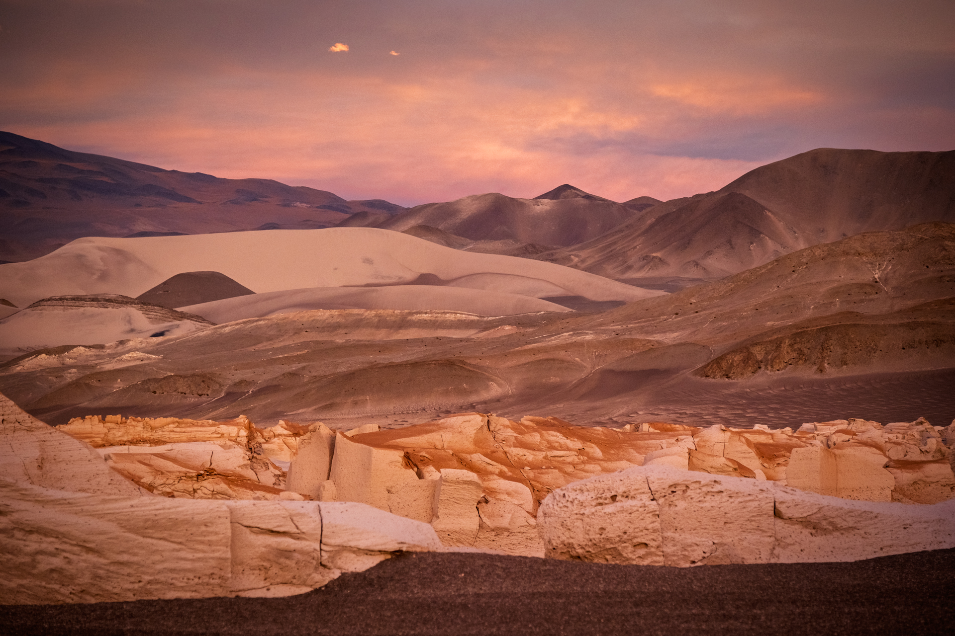 Campo de Piedra Pómez im rosa Abendlicht der argentinischen Puna.