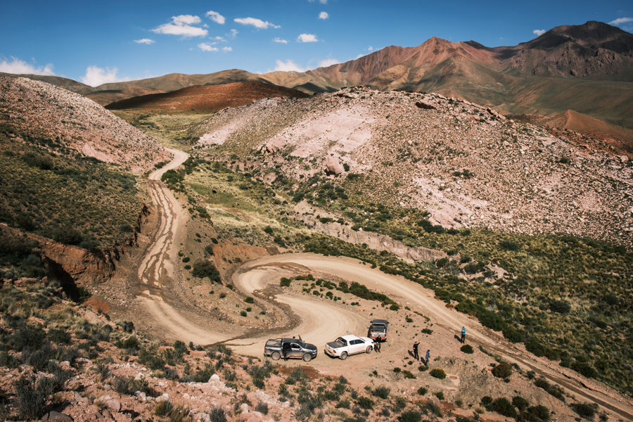 Unsere Pick-ups auf einer kurvigen Piste durch die Berglandschaft der argentinischen Puna.